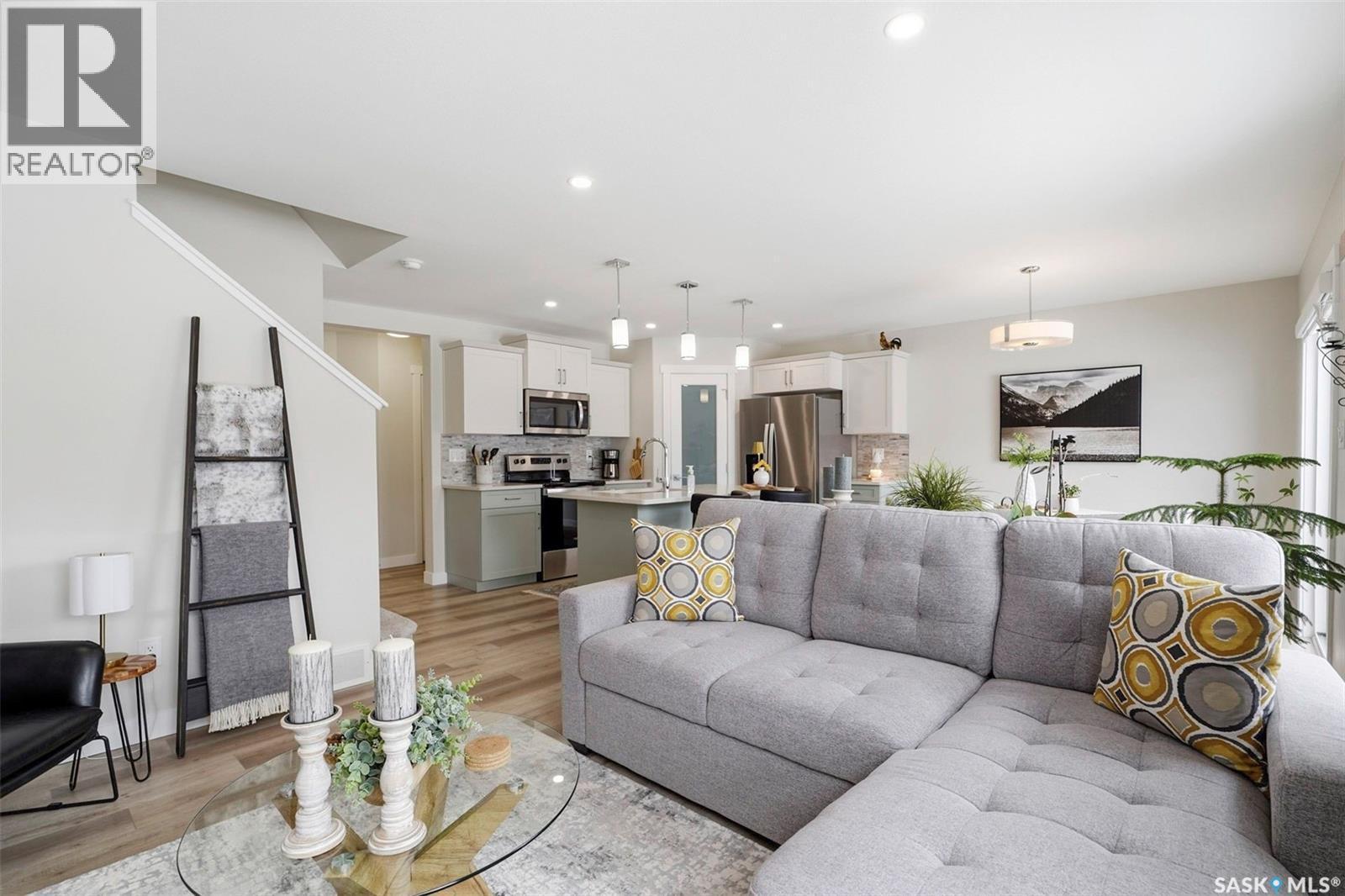 535 Schmeiser Avenue, Saskatoon, SK - Indoor Photo Showing Living Room