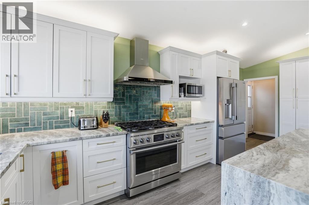 7 Rapallo Drive, Hamilton, ON - Indoor Photo Showing Kitchen With Upgraded Kitchen