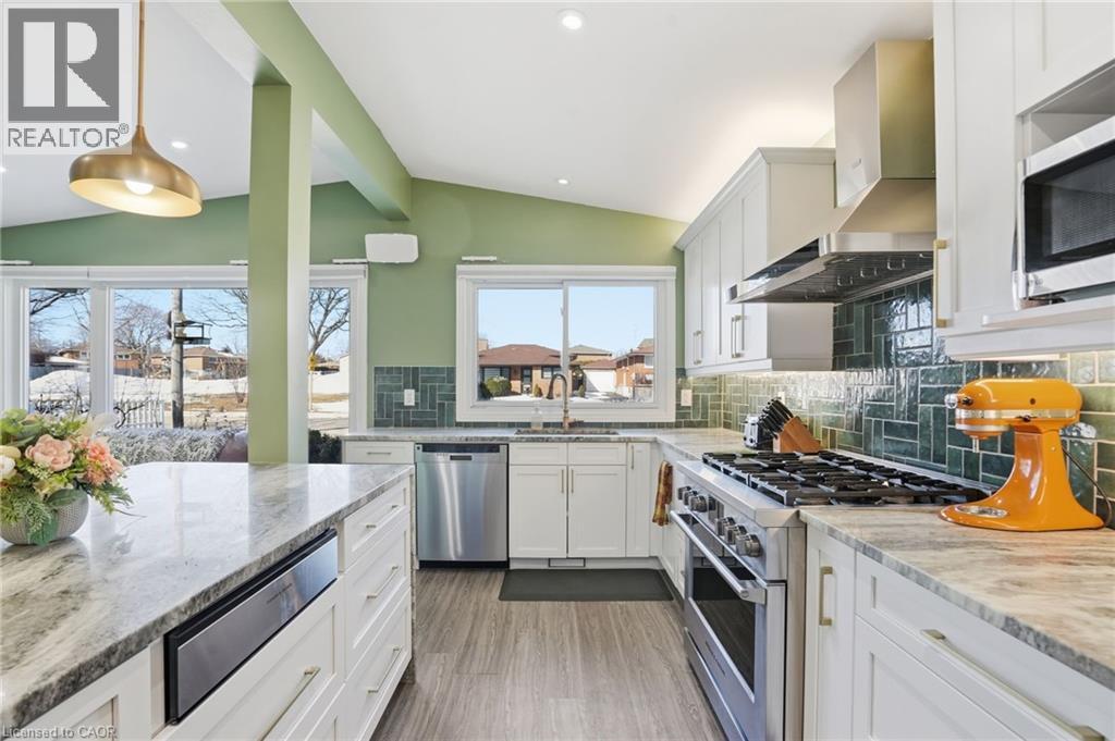 7 Rapallo Drive, Hamilton, ON - Indoor Photo Showing Kitchen With Upgraded Kitchen