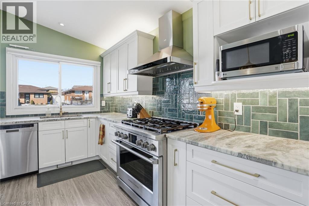 7 Rapallo Drive, Hamilton, ON - Indoor Photo Showing Kitchen With Upgraded Kitchen