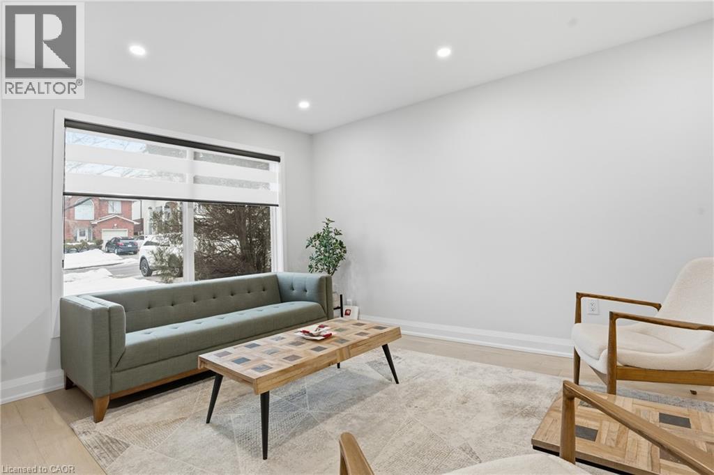 108 Greenshire Drive, Hamilton, ON - Indoor Photo Showing Living Room