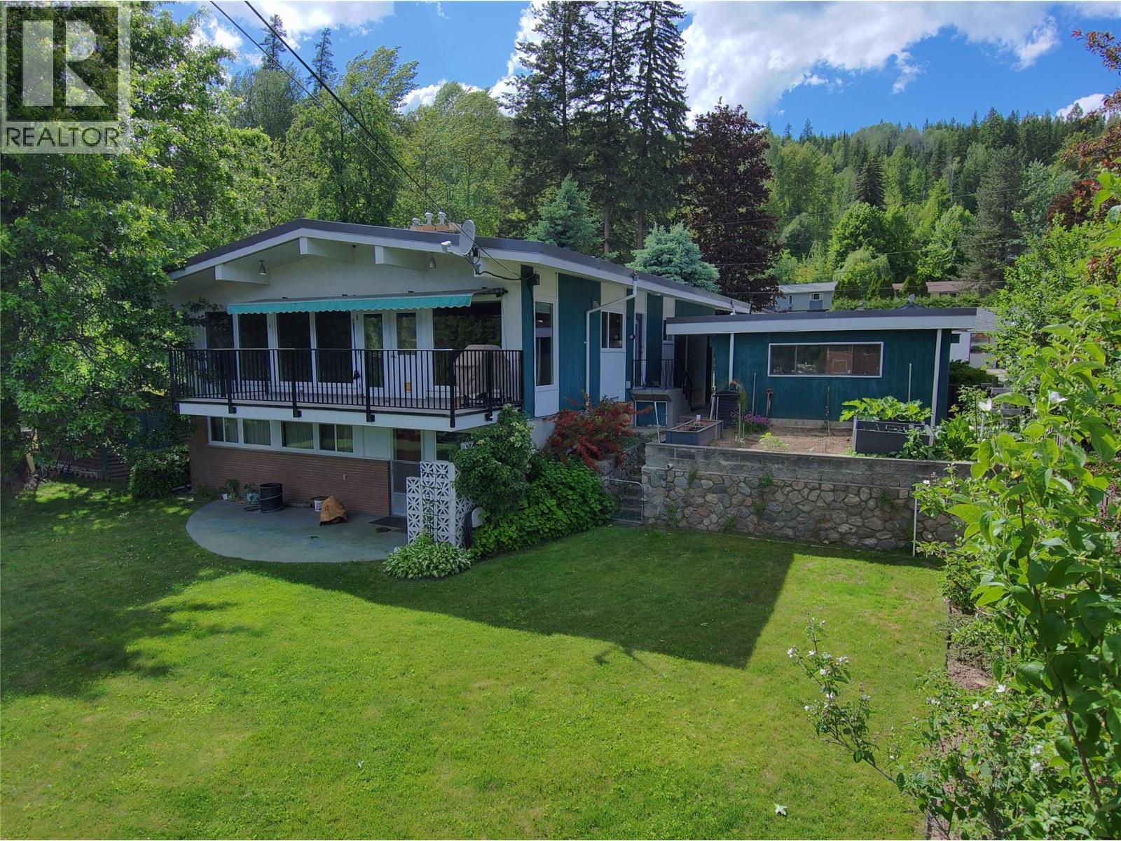 1832 Third Street, Fruitvale, BC - Outdoor With Deck Patio Veranda