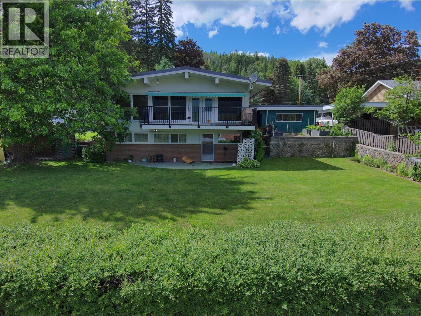 1832 Third Street, Fruitvale, BC - Outdoor With Deck Patio Veranda