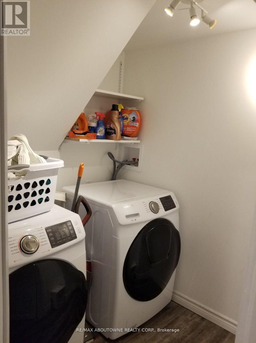 1601 Sandgate Crescent, Mississauga, ON - Indoor Photo Showing Laundry Room