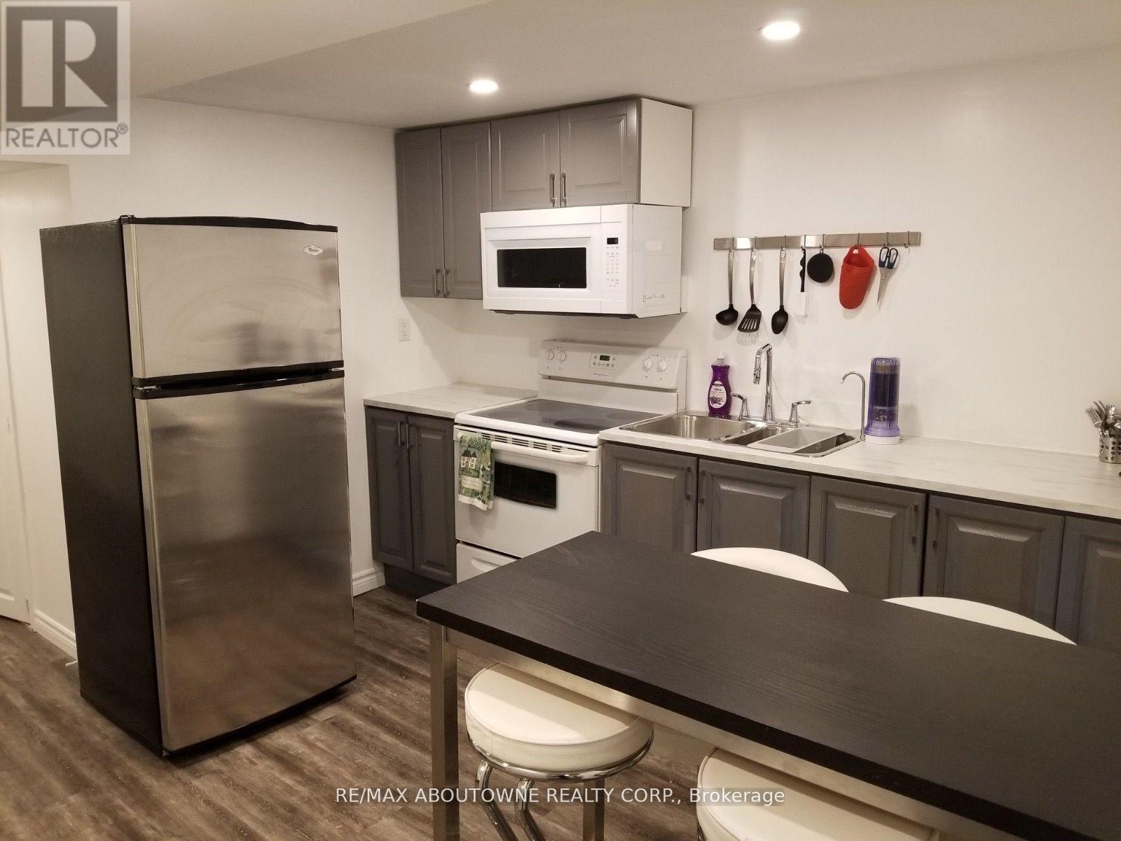 1601 Sandgate Crescent, Mississauga, ON - Indoor Photo Showing Kitchen With Double Sink