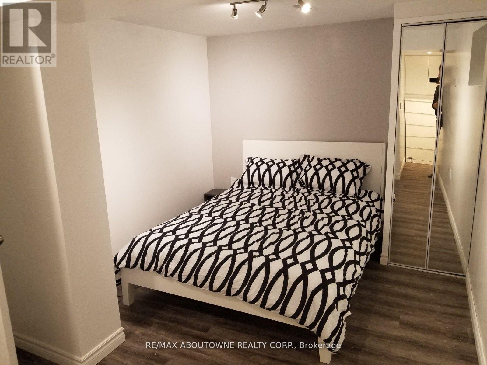 1601 Sandgate Crescent, Mississauga, ON - Indoor Photo Showing Bedroom