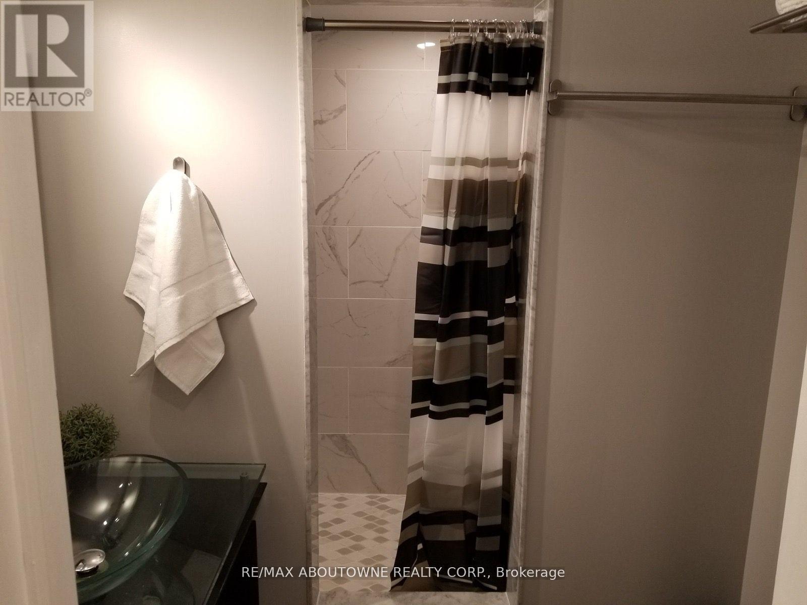 1601 Sandgate Crescent, Mississauga, ON - Indoor Photo Showing Bathroom