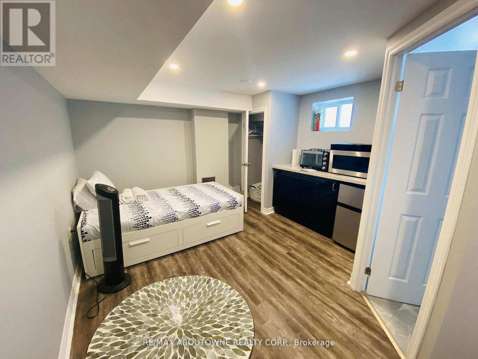 1601 Sandgate Crescent, Mississauga, ON - Indoor Photo Showing Bedroom