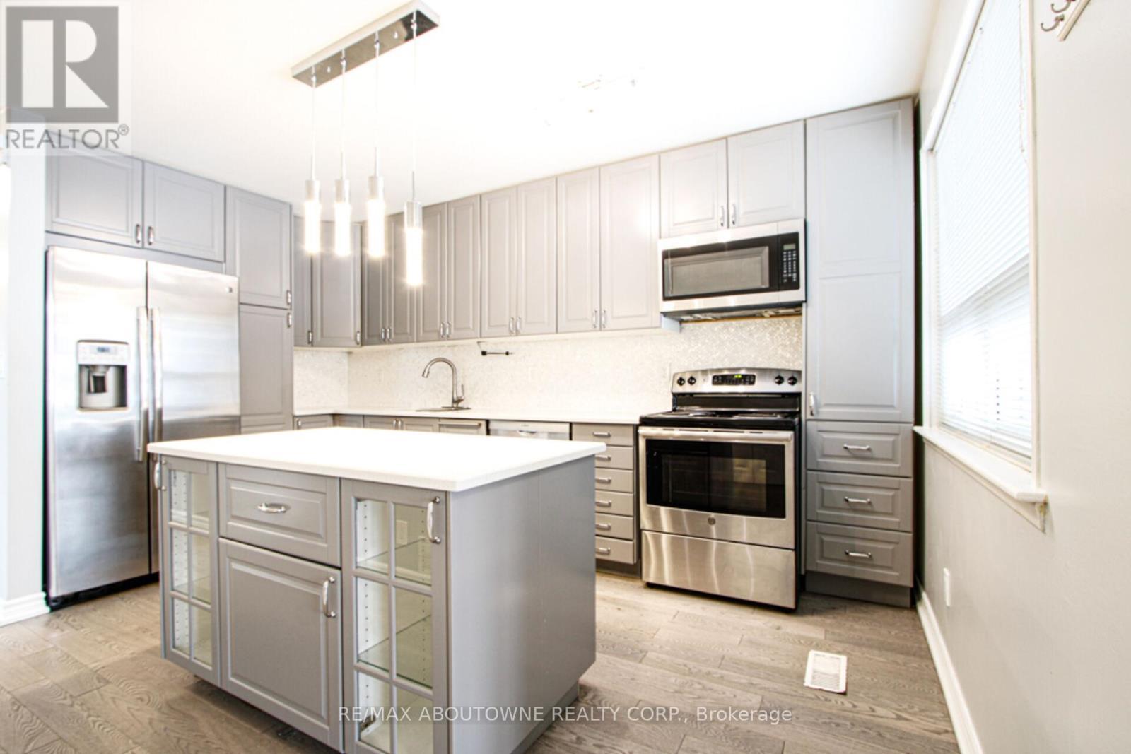 1601 Sandgate Crescent, Mississauga, ON - Indoor Photo Showing Kitchen With Stainless Steel Kitchen
