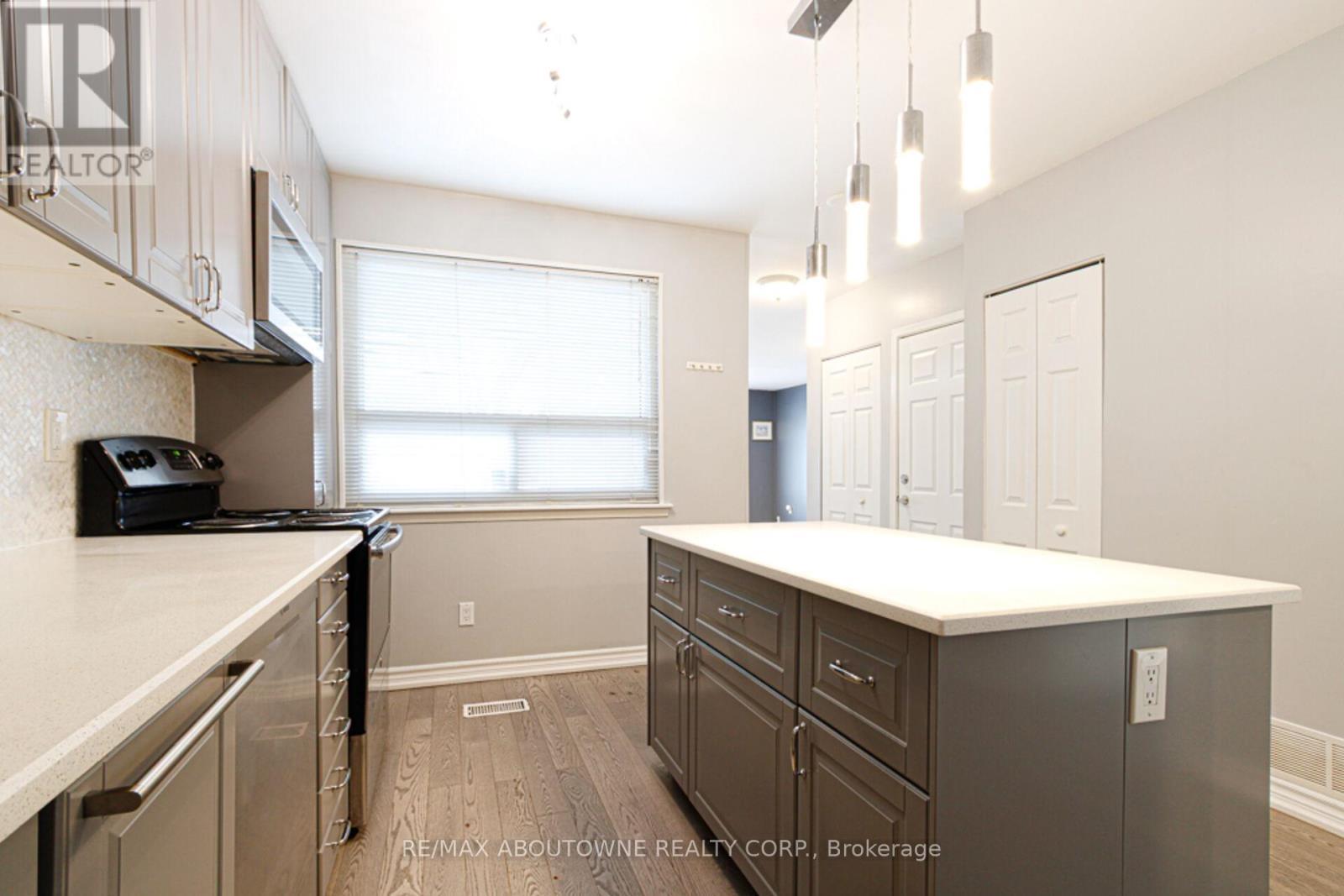 1601 Sandgate Crescent, Mississauga, ON - Indoor Photo Showing Kitchen