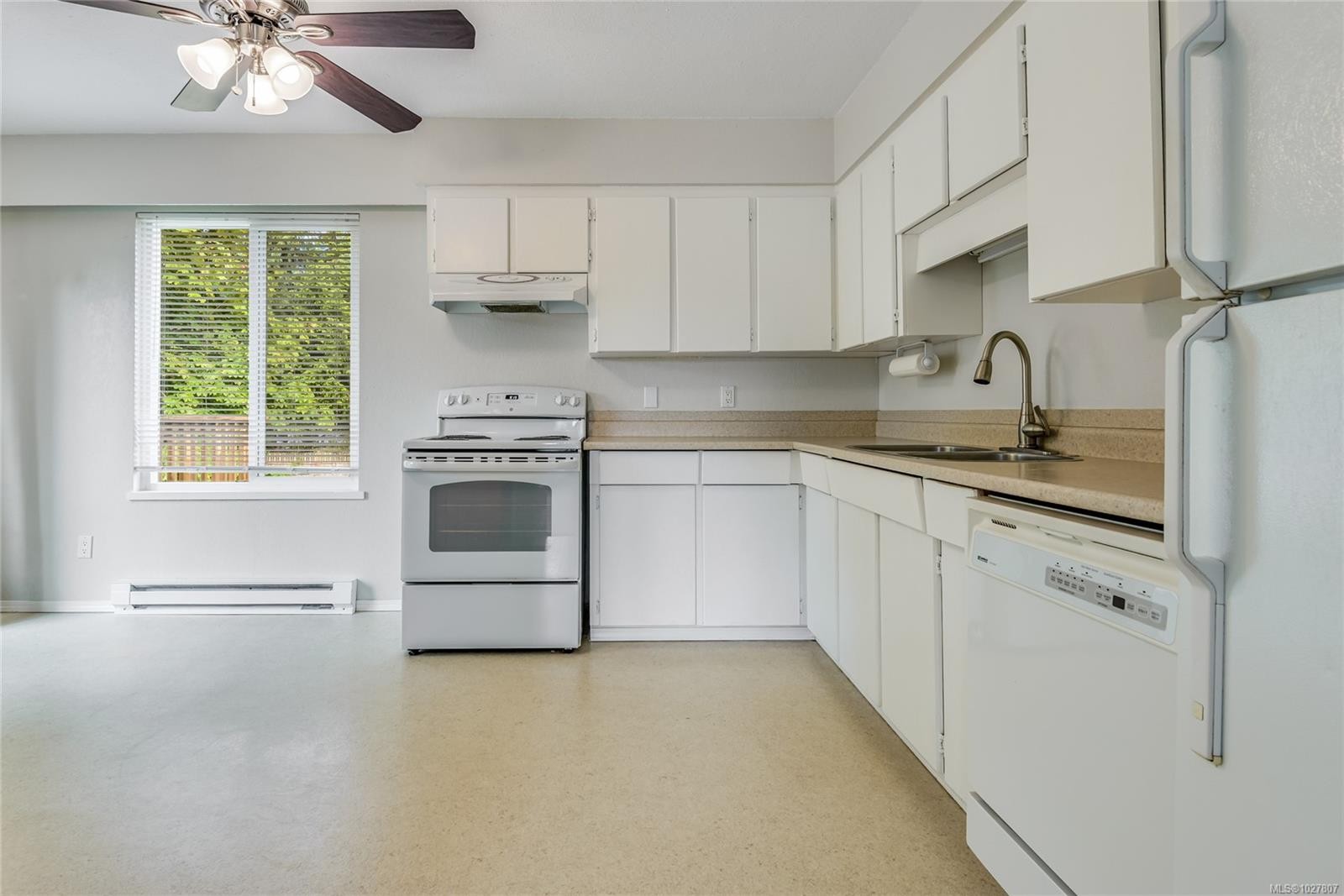 164 Crawford Rd, Campbell River, BC - Indoor Photo Showing Kitchen With Double Sink