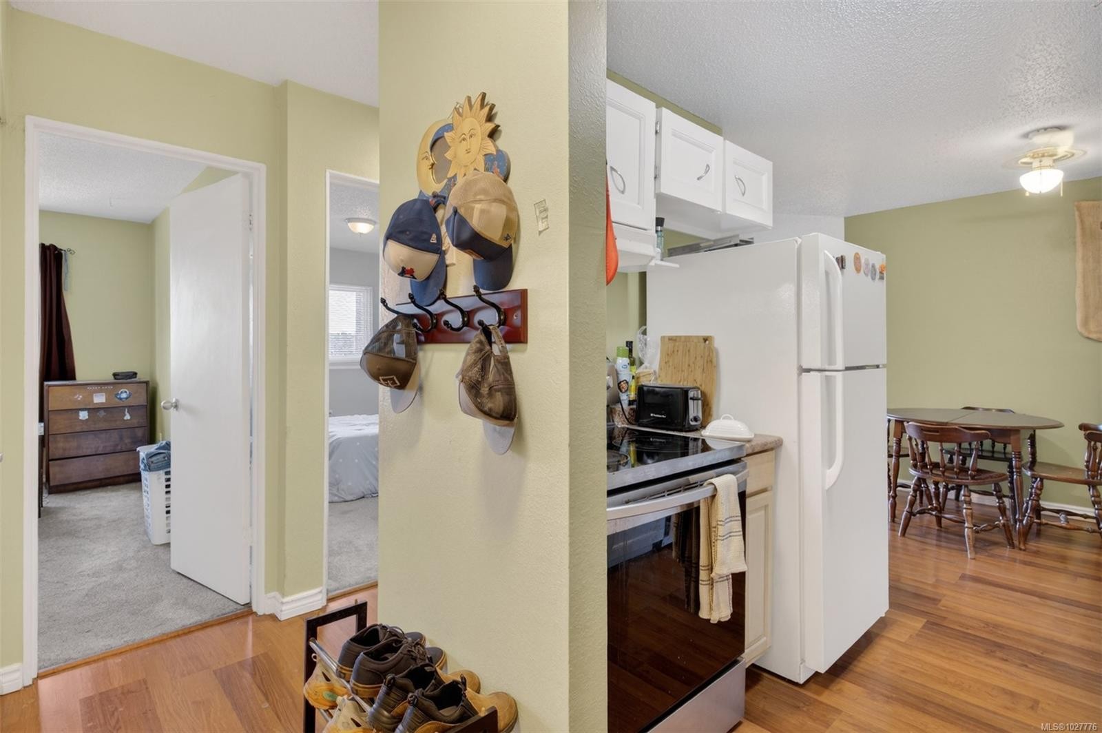 323-3225 Eldon Pl, Saanich, BC - Indoor