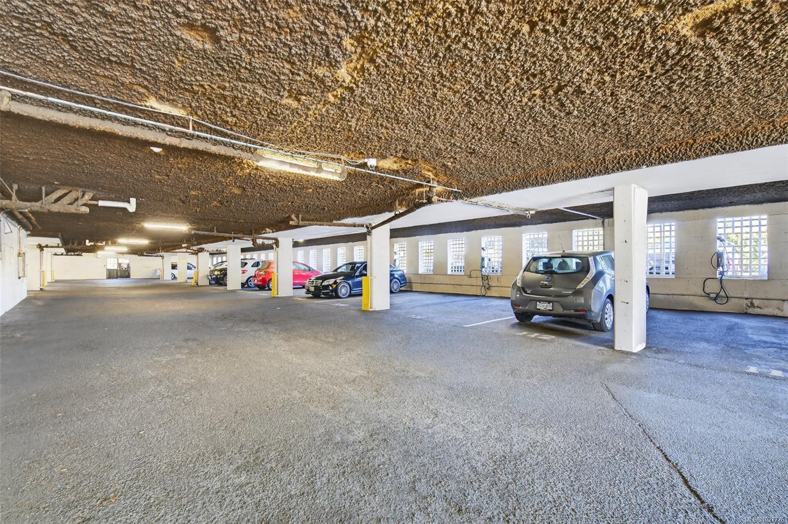 323-3225 Eldon Pl, Saanich, BC - Indoor Photo Showing Garage