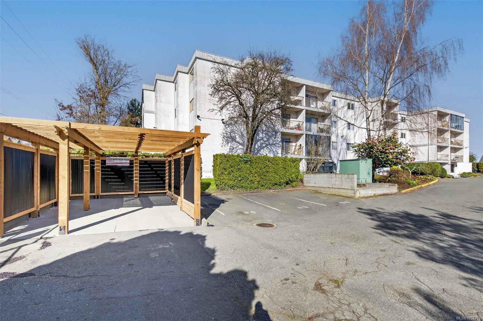 323-3225 Eldon Pl, Saanich, BC - Outdoor