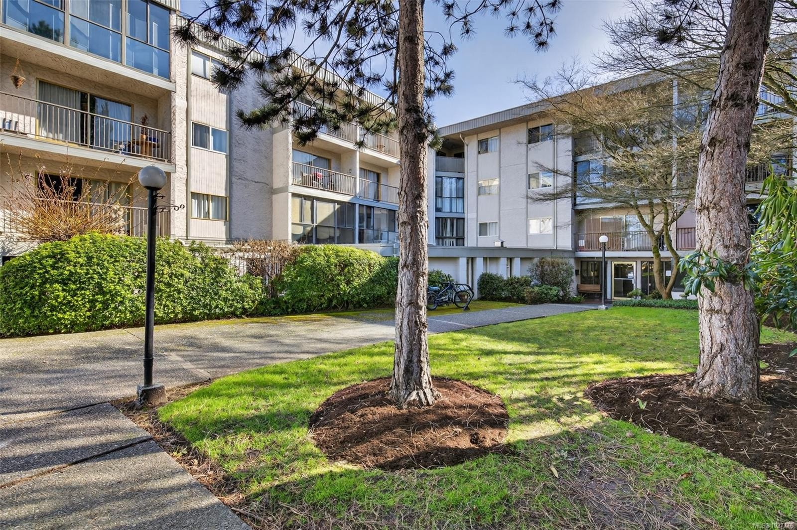 323-3225 Eldon Pl, Saanich, BC - Outdoor With Facade