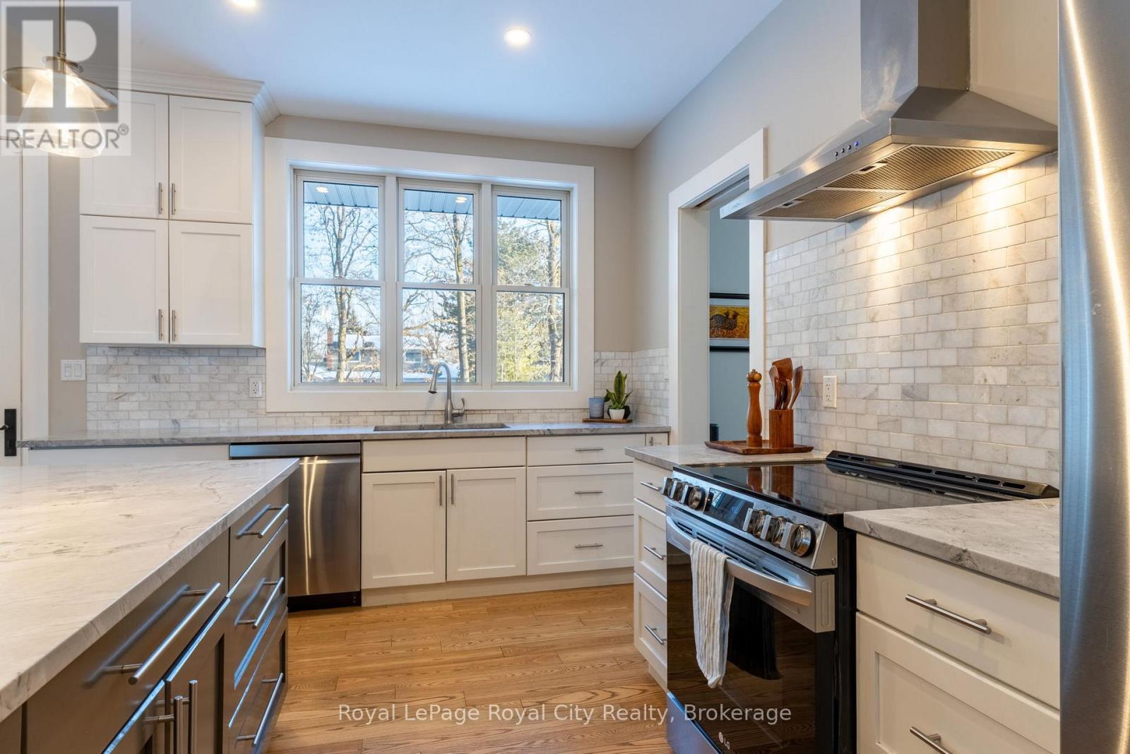 255 Normandy Avenue, Waterloo, ON - Indoor Photo Showing Kitchen With Upgraded Kitchen
