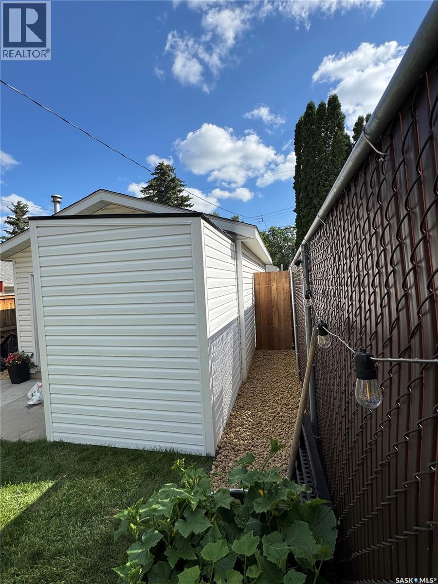 806 7Th Street E, Saskatoon, SK - Outdoor With Exterior