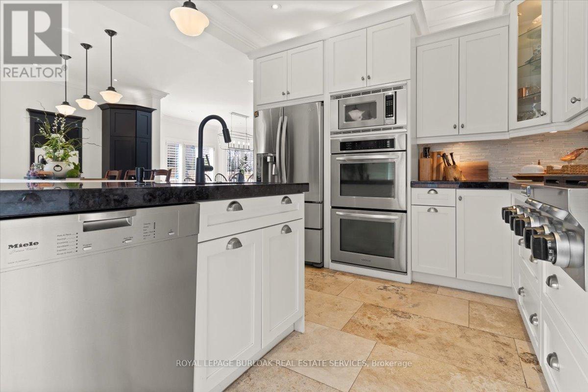 4263 Millcroft Park Drive, Burlington, ON - Indoor Photo Showing Kitchen With Upgraded Kitchen