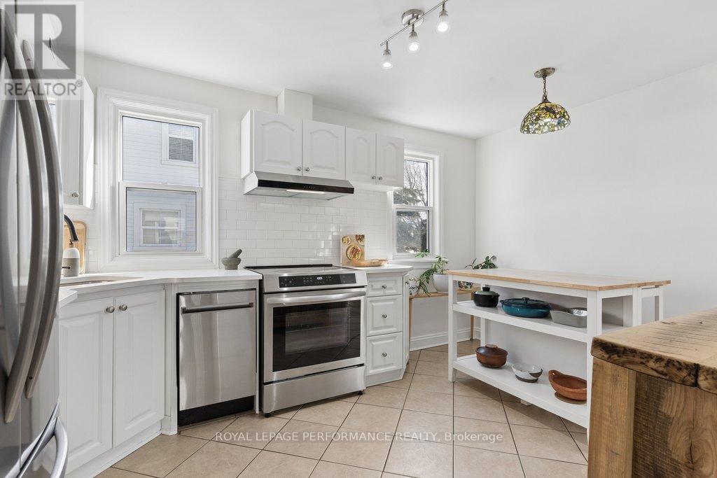 309 Glynn Avenue, Ottawa, ON - Indoor Photo Showing Kitchen With Stainless Steel Kitchen With Upgraded Kitchen