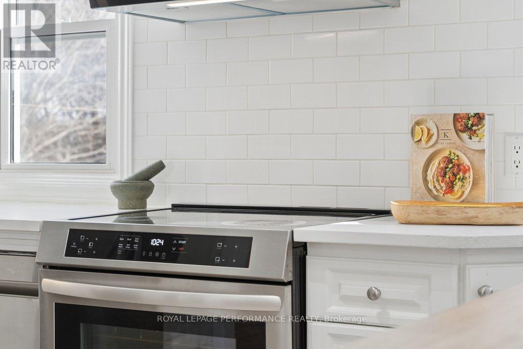 309 Glynn Avenue, Ottawa, ON - Indoor Photo Showing Kitchen With Upgraded Kitchen