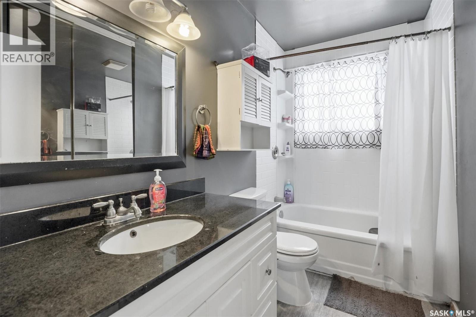 337 Y Avenue S, Saskatoon, SK - Indoor Photo Showing Bathroom