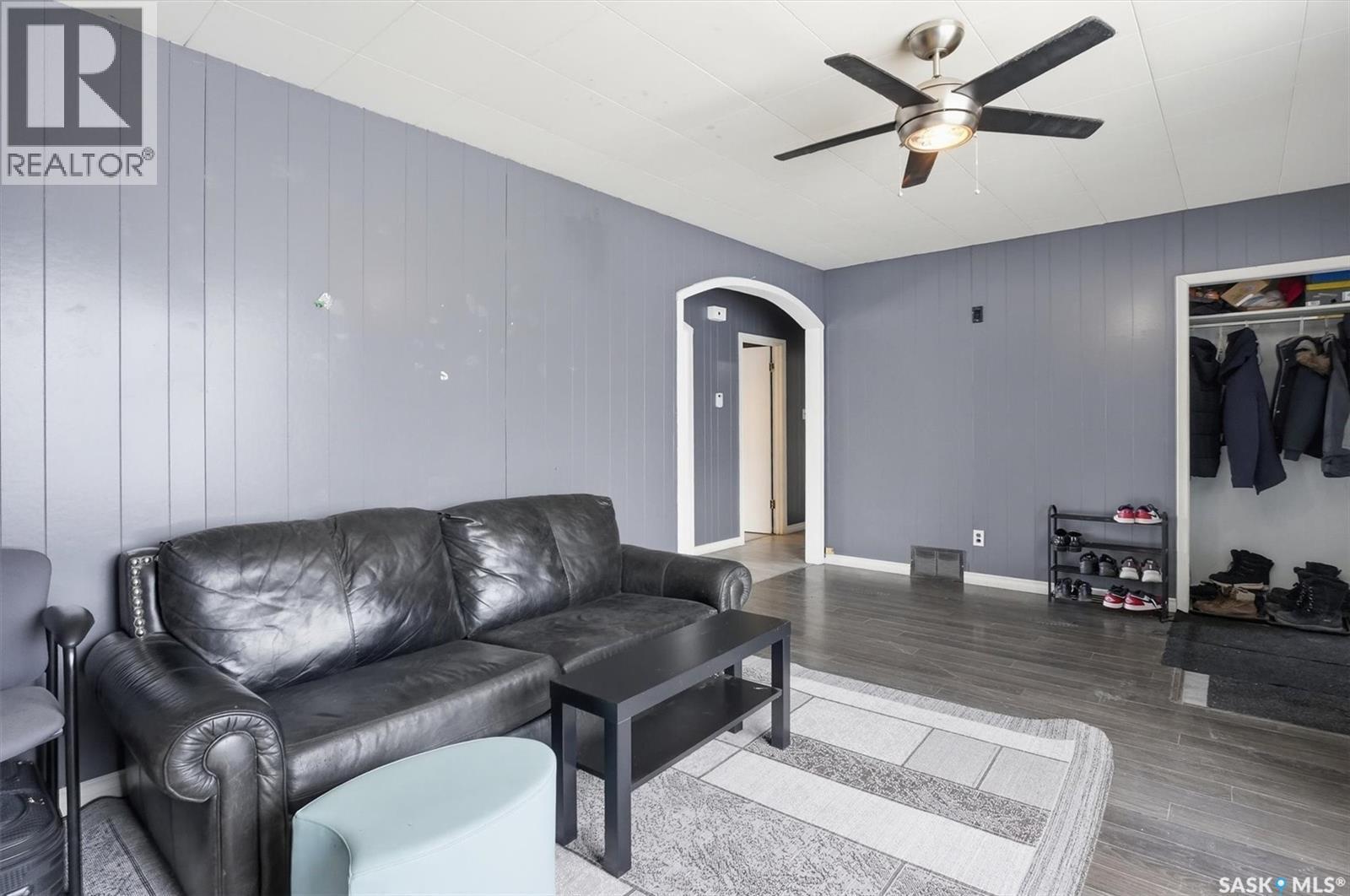 337 Y Avenue S, Saskatoon, SK - Indoor Photo Showing Living Room