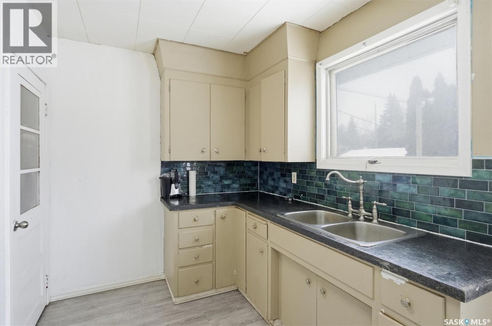 337 Y Avenue S, Saskatoon, SK - Indoor Photo Showing Kitchen With Double Sink