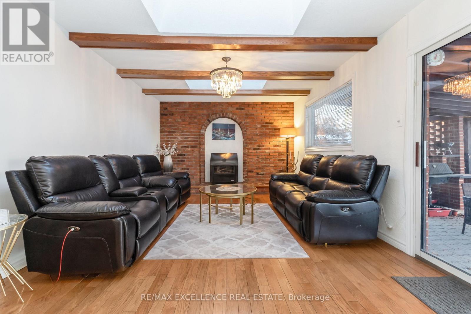 2962 Saint Malo Circle, Mississauga, ON - Indoor Photo Showing Living Room With Fireplace