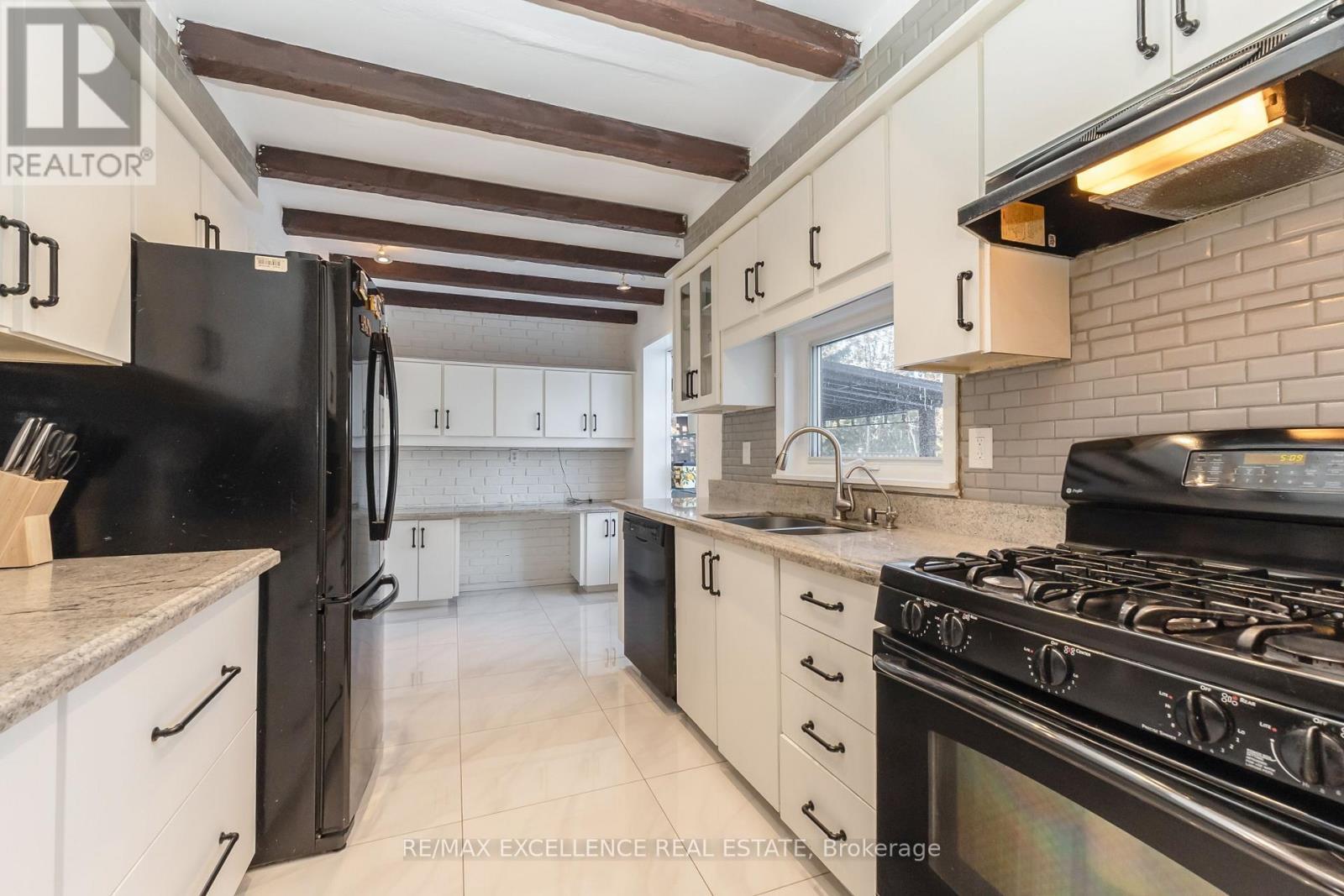 2962 Saint Malo Circle, Mississauga, ON - Indoor Photo Showing Kitchen With Double Sink