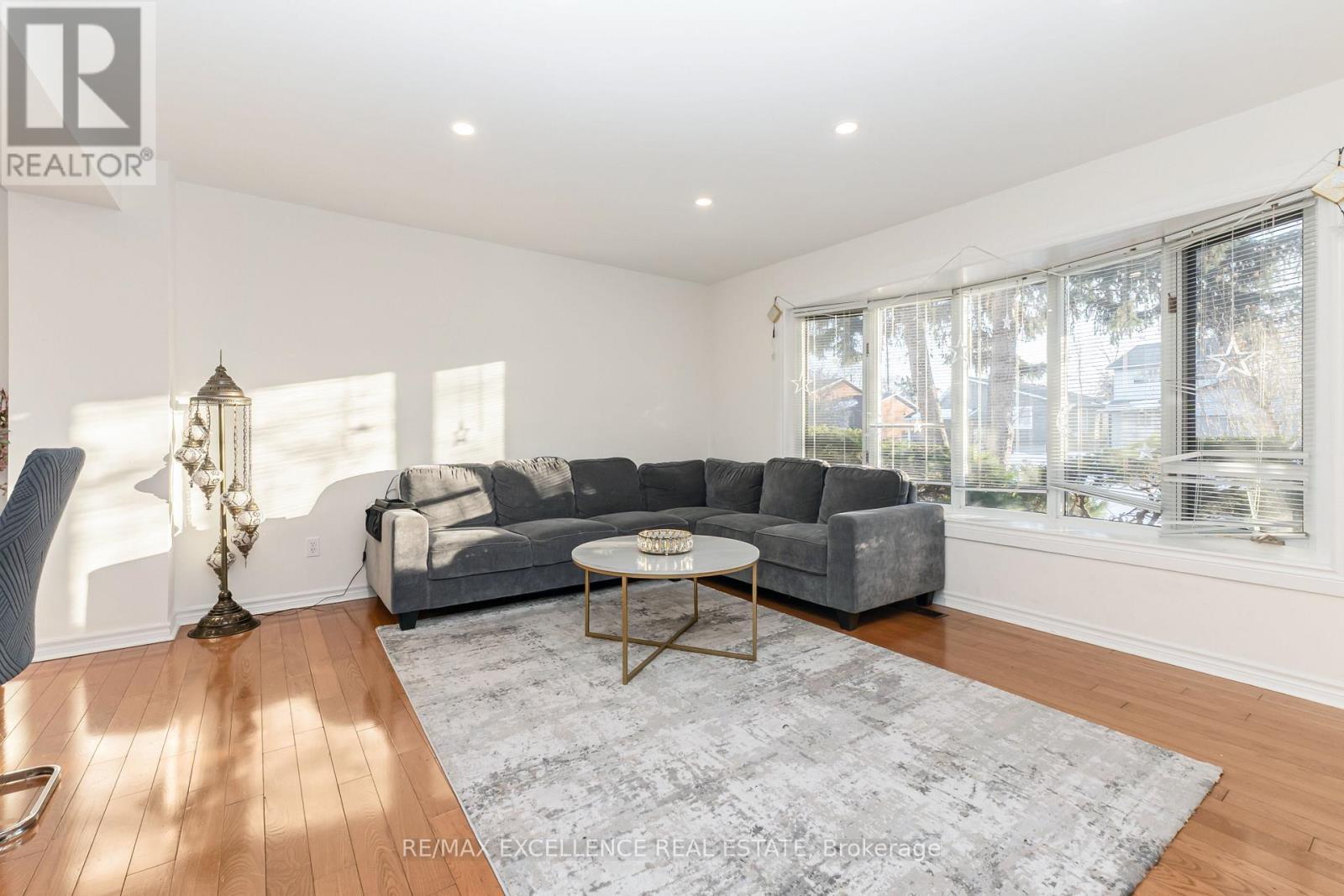 2962 Saint Malo Circle, Mississauga, ON - Indoor Photo Showing Living Room