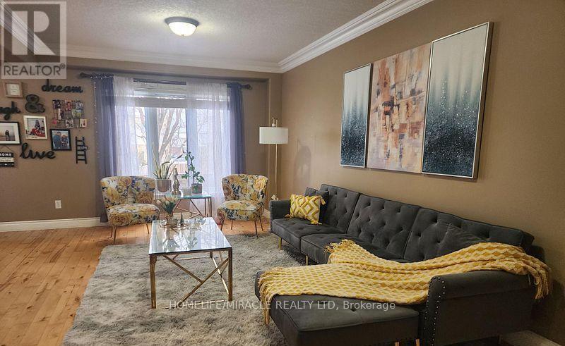 388 Thomas Slee Drive, Kitchener, ON - Indoor Photo Showing Living Room