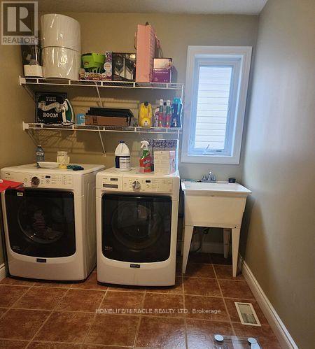 388 Thomas Slee Drive, Kitchener, ON - Indoor Photo Showing Laundry Room