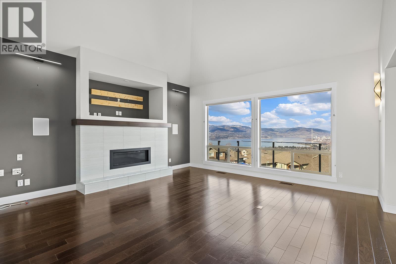 772 Kuipers Crescent, Kelowna, BC - Indoor Photo Showing Living Room With Fireplace