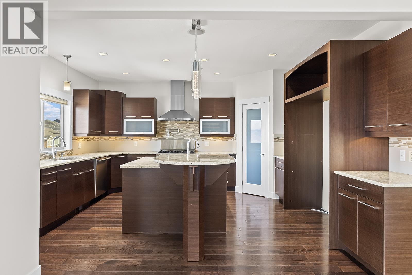 772 Kuipers Crescent, Kelowna, BC - Indoor Photo Showing Kitchen With Upgraded Kitchen