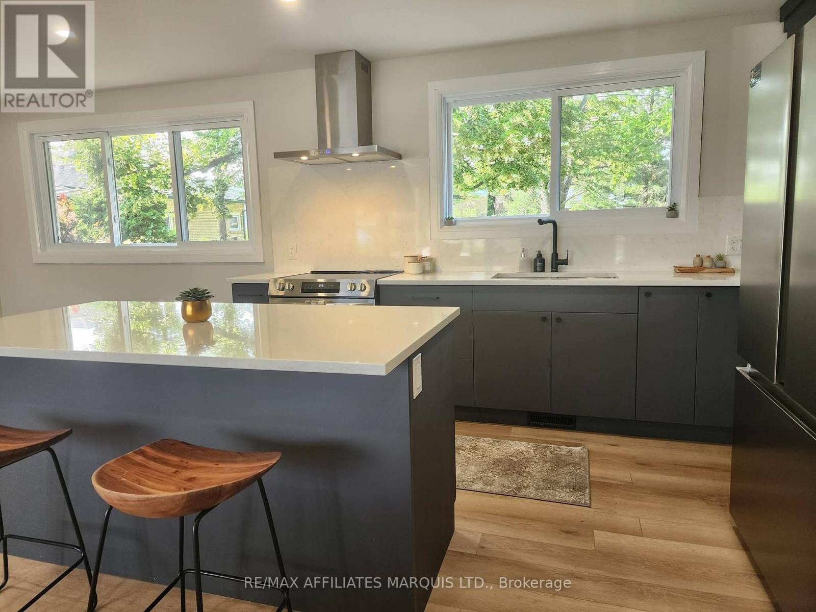 1409 Leonard Avenue, Cornwall, ON - Indoor Photo Showing Kitchen With Upgraded Kitchen