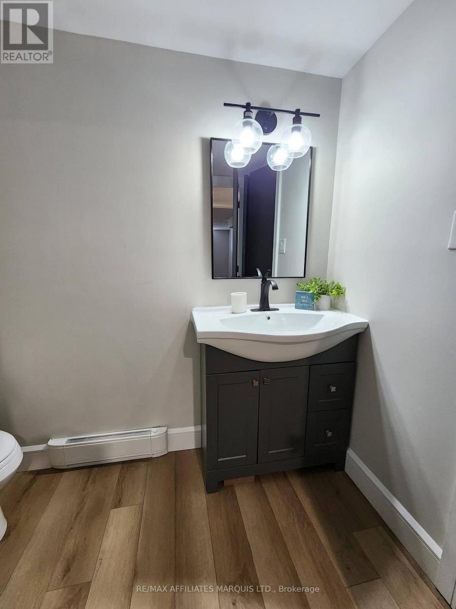 1409 Leonard Avenue, Cornwall, ON - Indoor Photo Showing Bathroom