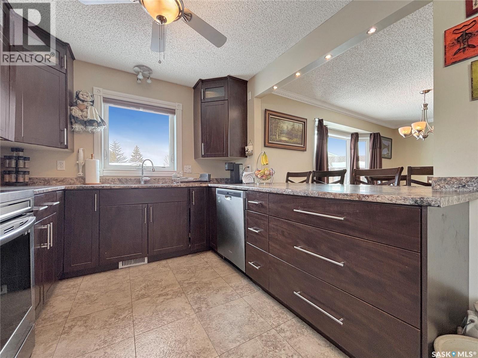 247 Stacey Crescent, Saskatoon, SK - Indoor Photo Showing Kitchen With Upgraded Kitchen
