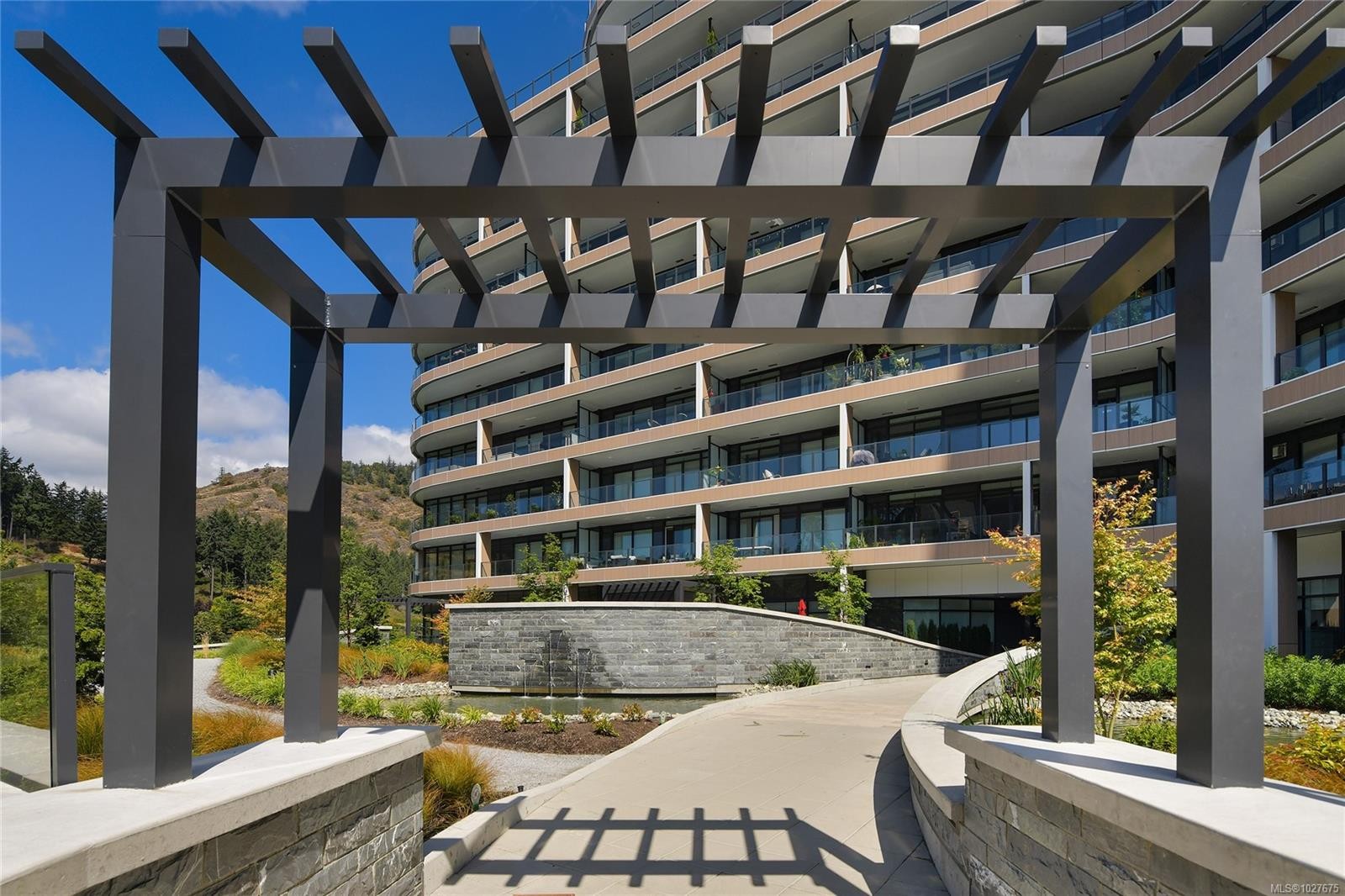 1504-2000 Hannington Rd, Langford, BC - Outdoor With Facade