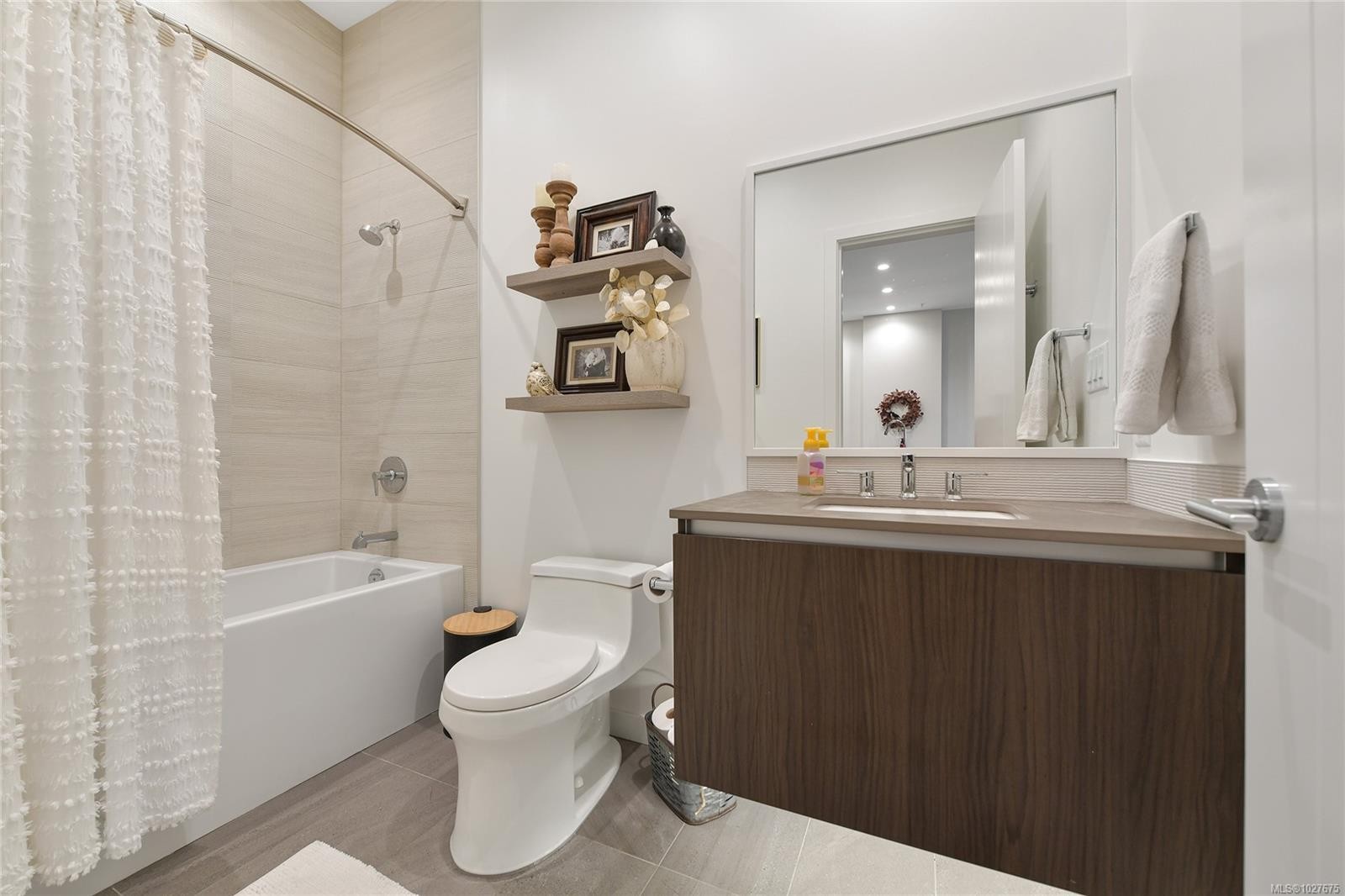 1504-2000 Hannington Rd, Langford, BC - Indoor Photo Showing Bathroom