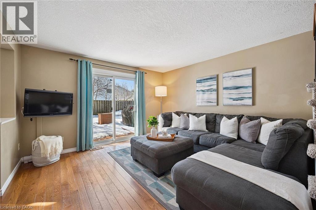 536 Westvale Drive, Waterloo, ON - Indoor Photo Showing Living Room