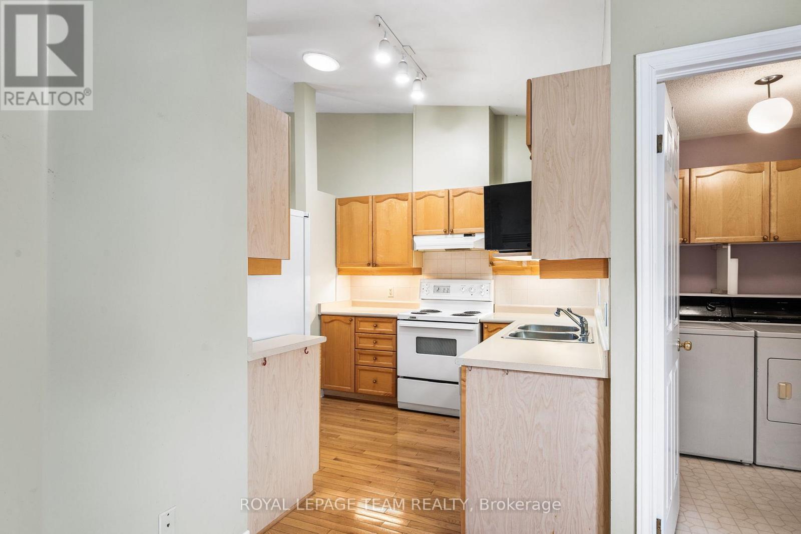 10 Quinterra Court, Ottawa, ON - Indoor Photo Showing Kitchen With Double Sink