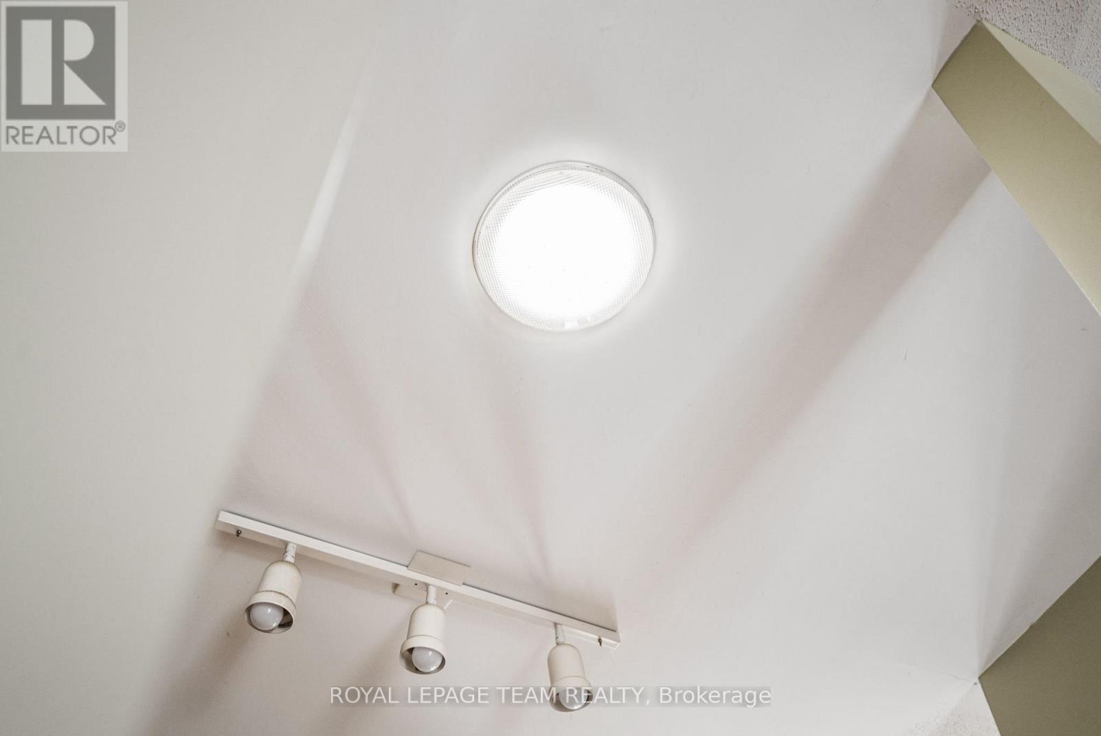 Dome Skylight - 10 Quinterra Court, Ottawa, ON - Indoor