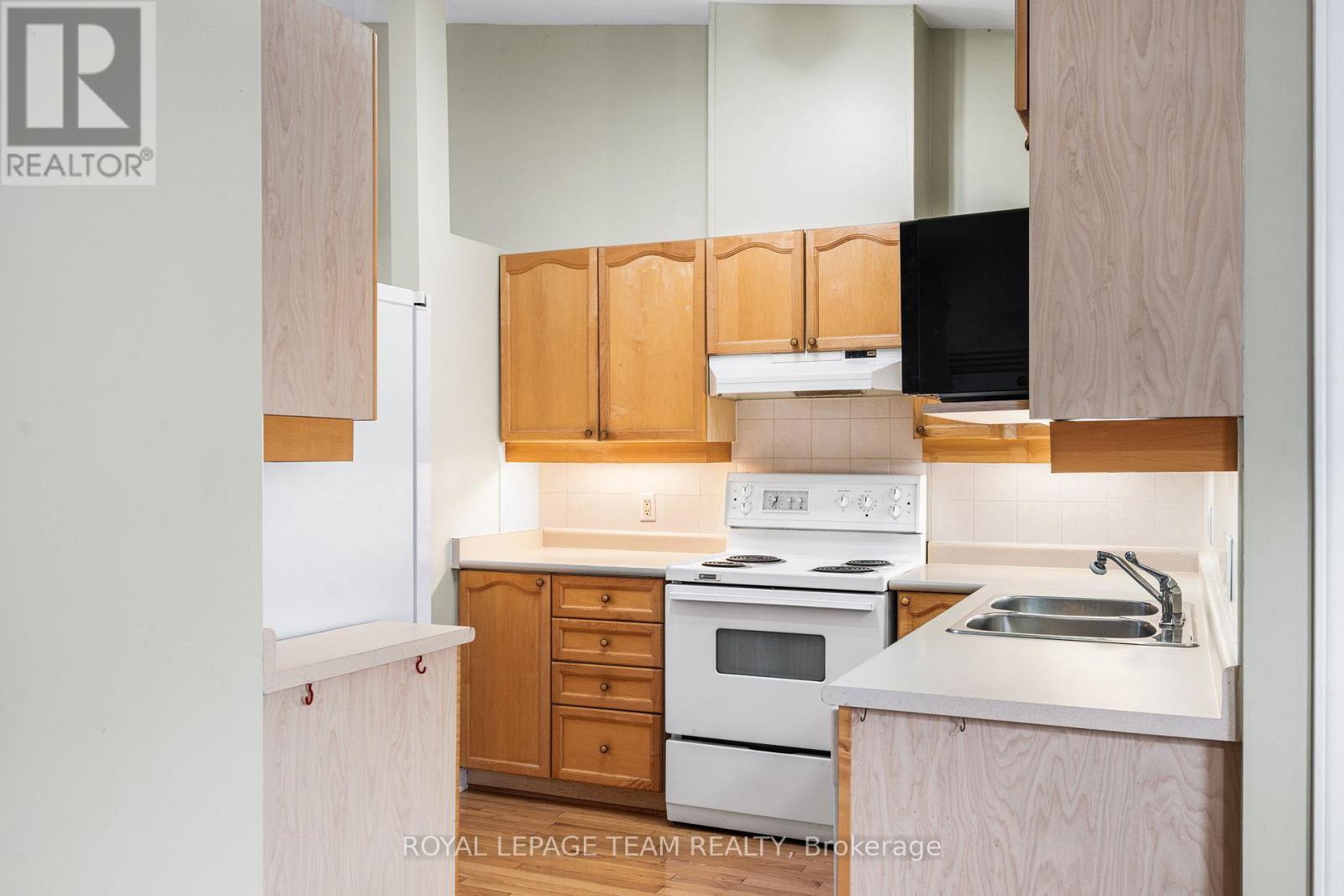 10 Quinterra Court, Ottawa, ON - Indoor Photo Showing Kitchen With Double Sink