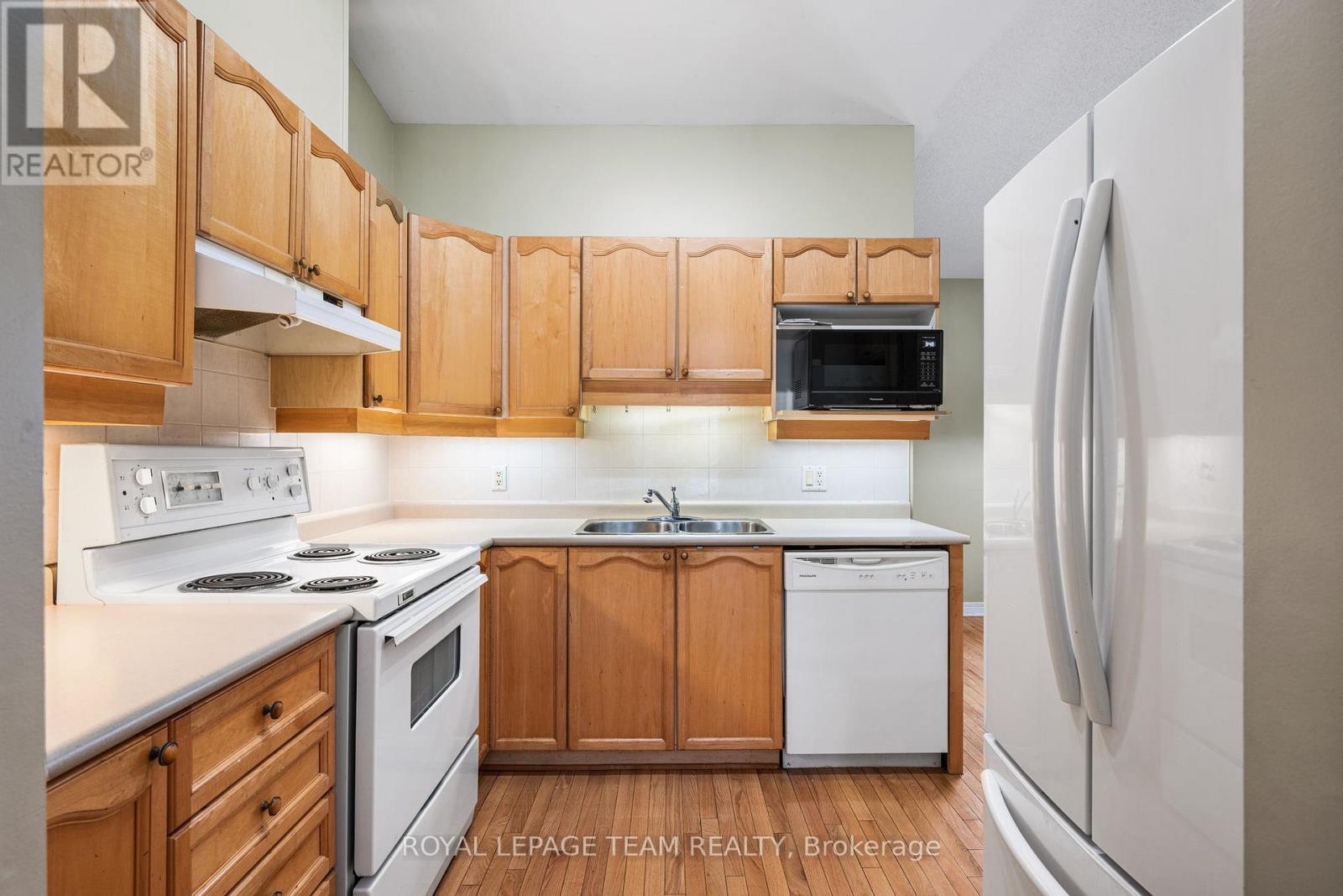 10 Quinterra Court, Ottawa, ON - Indoor Photo Showing Kitchen With Double Sink