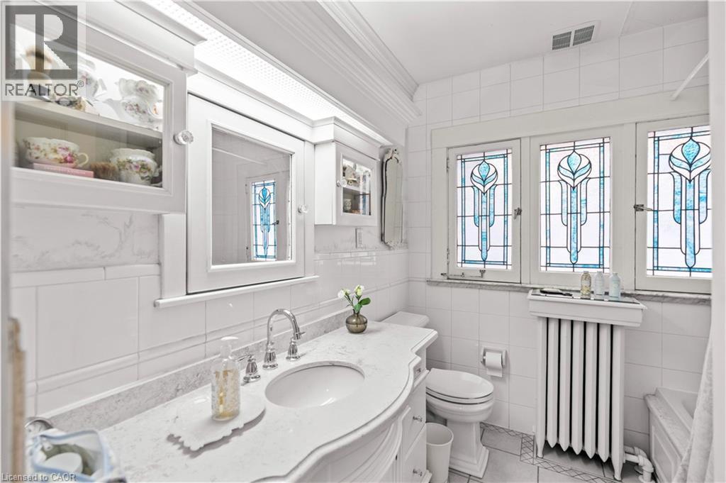 247 Macnab Street S, Hamilton, ON - Indoor Photo Showing Bathroom