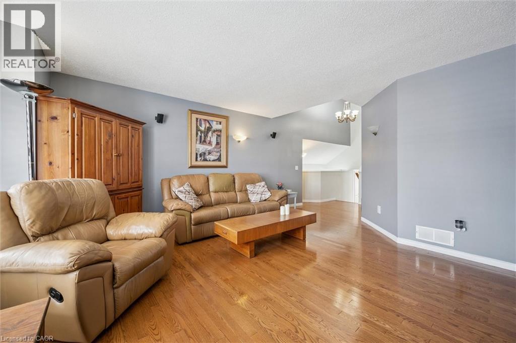 11 Acorn Way, Cambridge, ON - Indoor Photo Showing Living Room