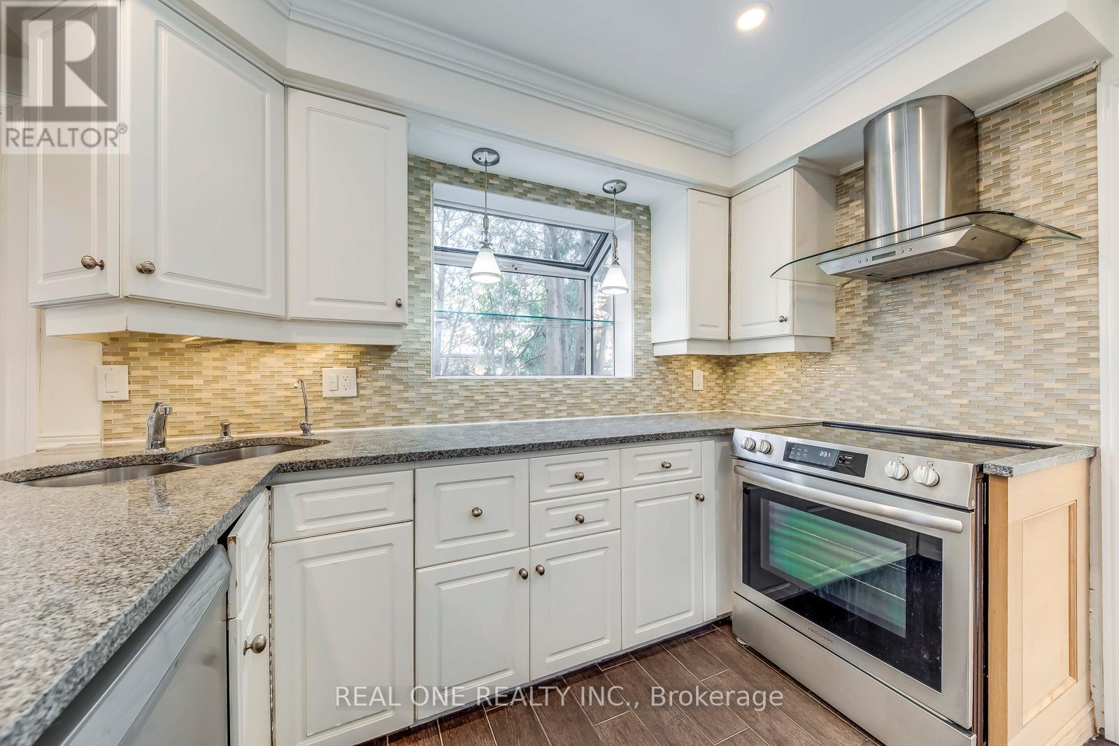 1585 Crombie Road, Mississauga, ON - Indoor Photo Showing Kitchen With Upgraded Kitchen
