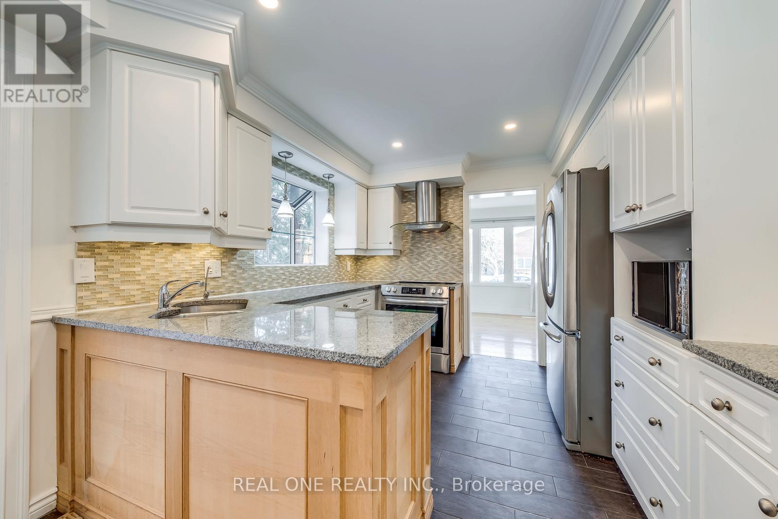 1585 Crombie Road, Mississauga, ON - Indoor Photo Showing Kitchen With Stainless Steel Kitchen With Upgraded Kitchen