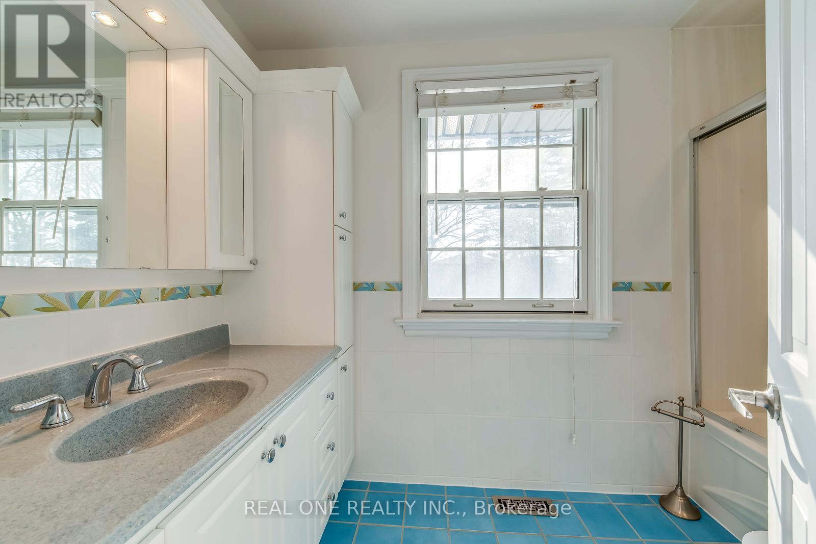 Upper Level Main Bathroom - 1585 Crombie Road, Mississauga, ON - Indoor Photo Showing Bathroom