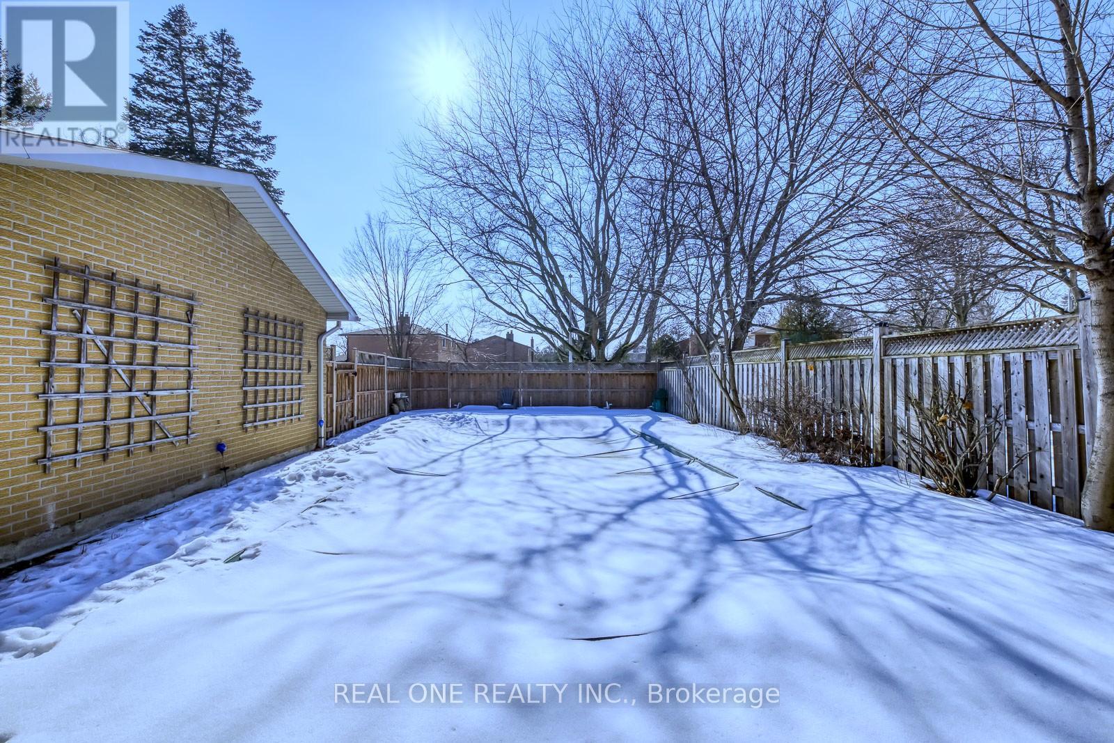 Fenced Side Yard with In-Ground Pool - 1585 Crombie Road, Mississauga, ON - Outdoor